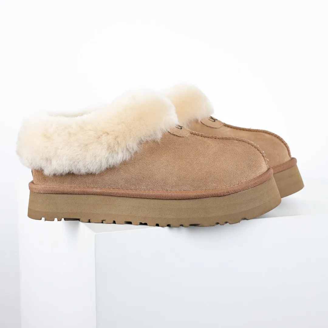 Pick up locally 💰540 Core recommendation with good price It is a very suitable choice for home use. In recent years, uug has launched a series of styles, which are partially geared towards the preferences of young consumers and have also moved to the forefront of fashion trends. Shoe body material: water-repellent coated suede upper, 17 mm UGGPURE™ implantable wool insole, lightweight non-slip and comfortable rubber outsole, with brand LOGO and trademark, with full packaging Size: 35 36 37 38 39 40
